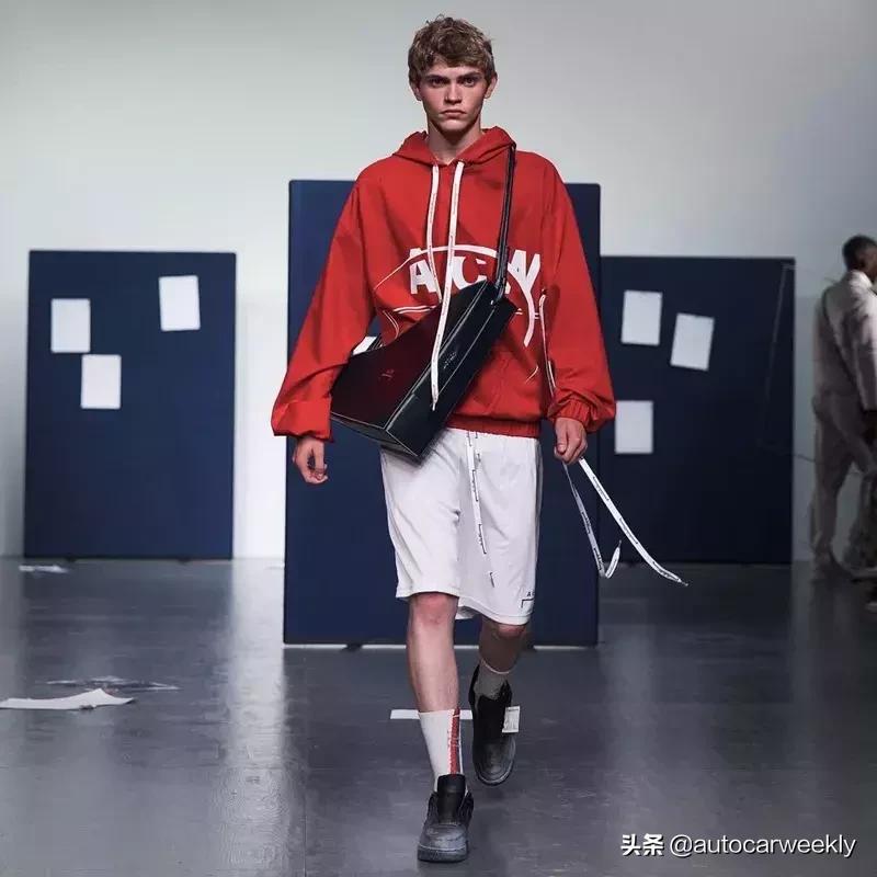 卫衣紧身怎么穿,卫衣装法