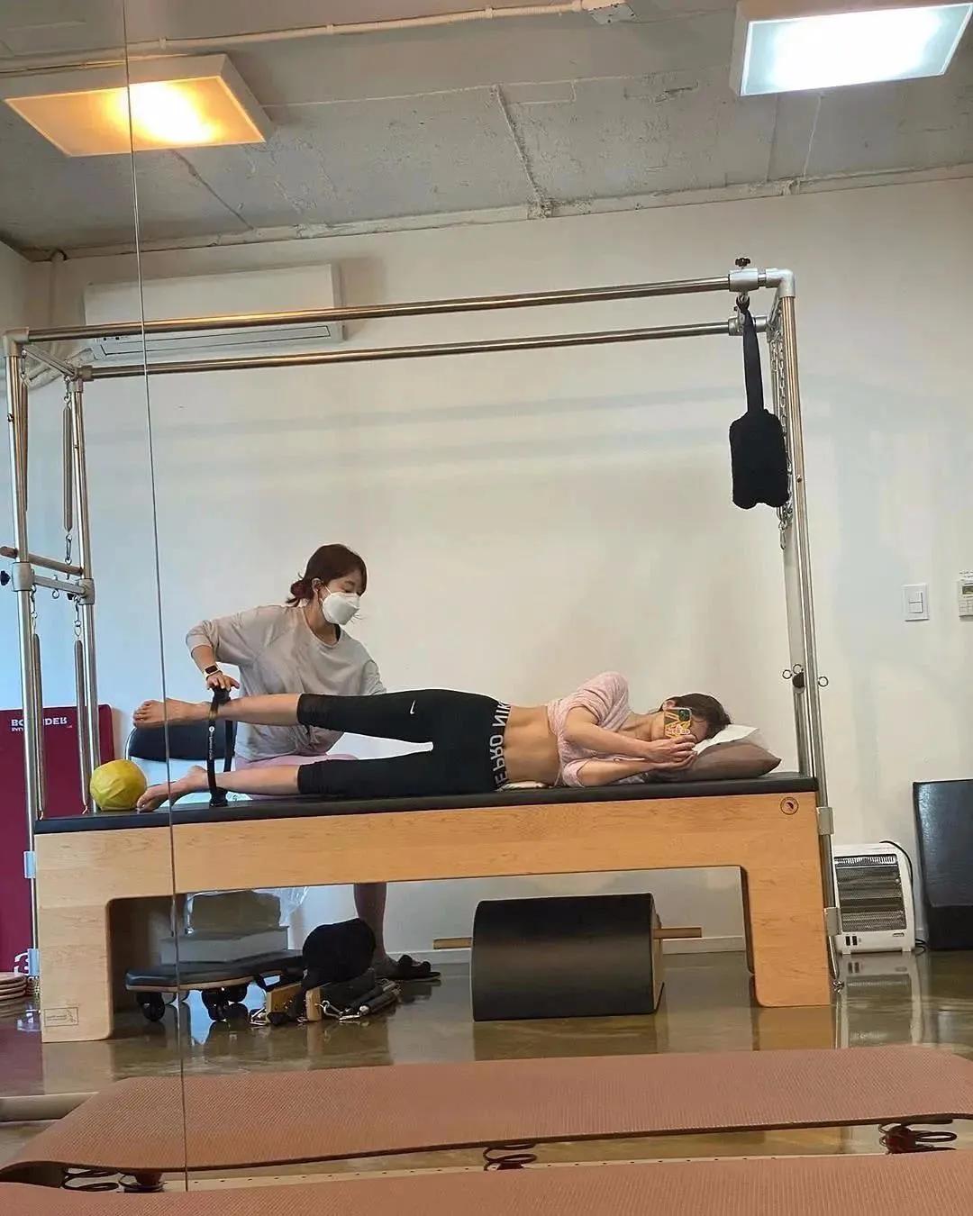 Lisa密友开豪车引争议！又纯又欲的“国民女友”有什么好酸的？