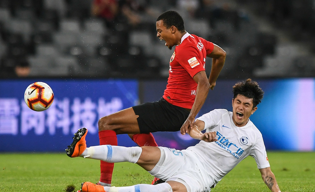 中超停球失误事件,中超球员停球失误回传10米