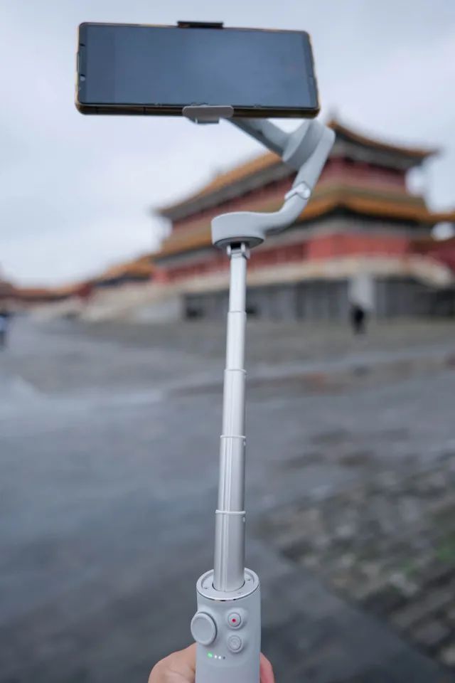 智云5和大疆om5哪个性价比更高,大疆om5稳定器放大功能不能放大