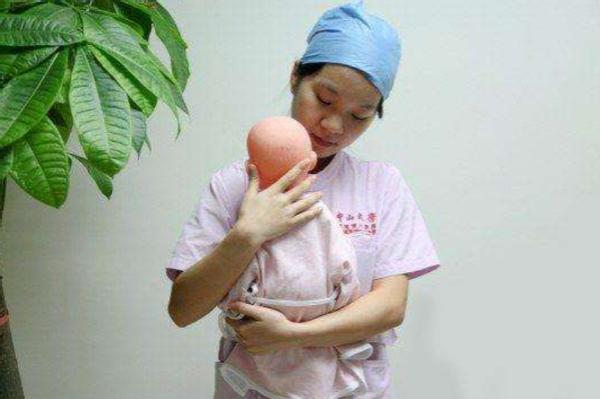 新生儿怎么抱姿势正确,新生儿怎么抱会危险