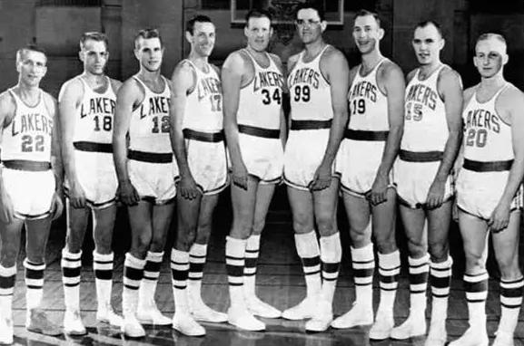 湖人队史17次冠军之旅,湖人球衣换了吗