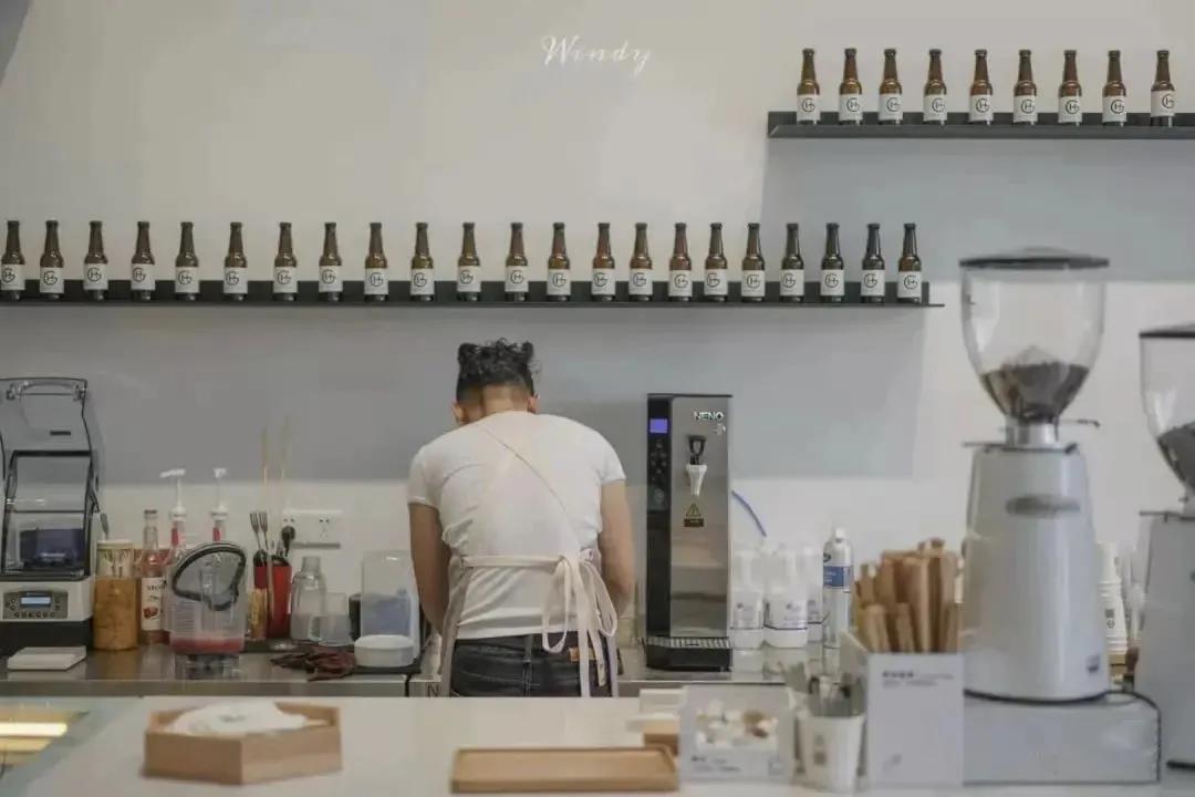 每天要喝掉两杯奶茶,每天要喝2000ml咖啡