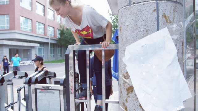 一声惨叫，小女孩捂着*体下**倒地不起：一定要注意骑跨伤