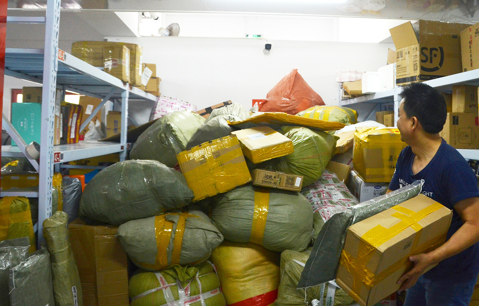 大学生开学被子买还是带,大学开学被子自己带还是学校买