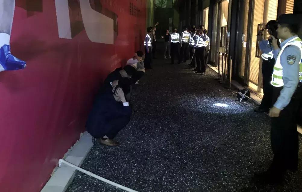 港版大片佛山演？高明十几名西装壮汉对峙，马上就要飙血开片！阿sir来了...