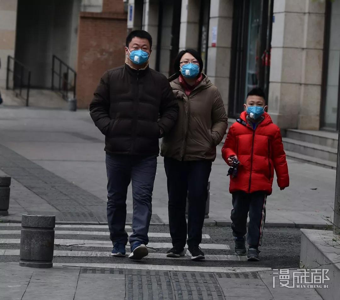 四川导游组成爱心联盟全球扫货，“人肉”带回上万抗疫物资捐赠