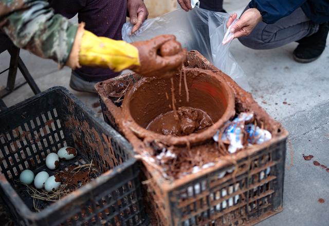 一文说全:腌咸蛋的各种江湖美味流派,说到最后,眼眶湿润了