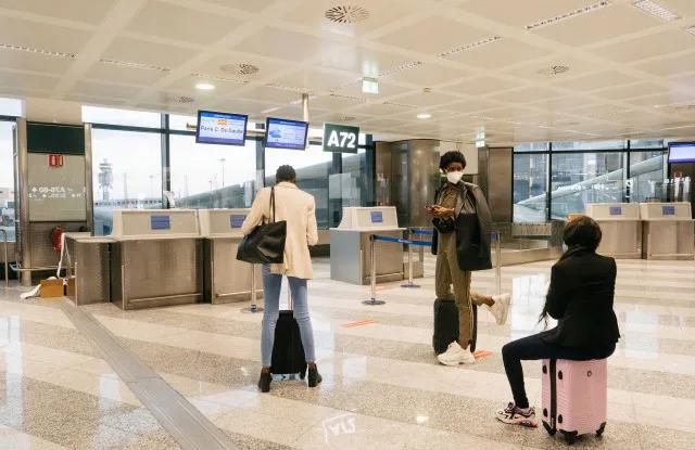 侃爷夫妇离婚Yeezy未受影响；LV发布新手袋