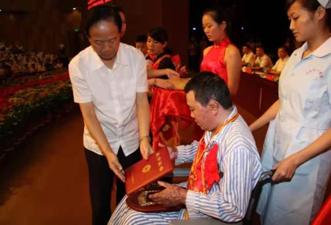 一对夫妻救下两名不慎落水的孩子,12年前翁婿大火救人