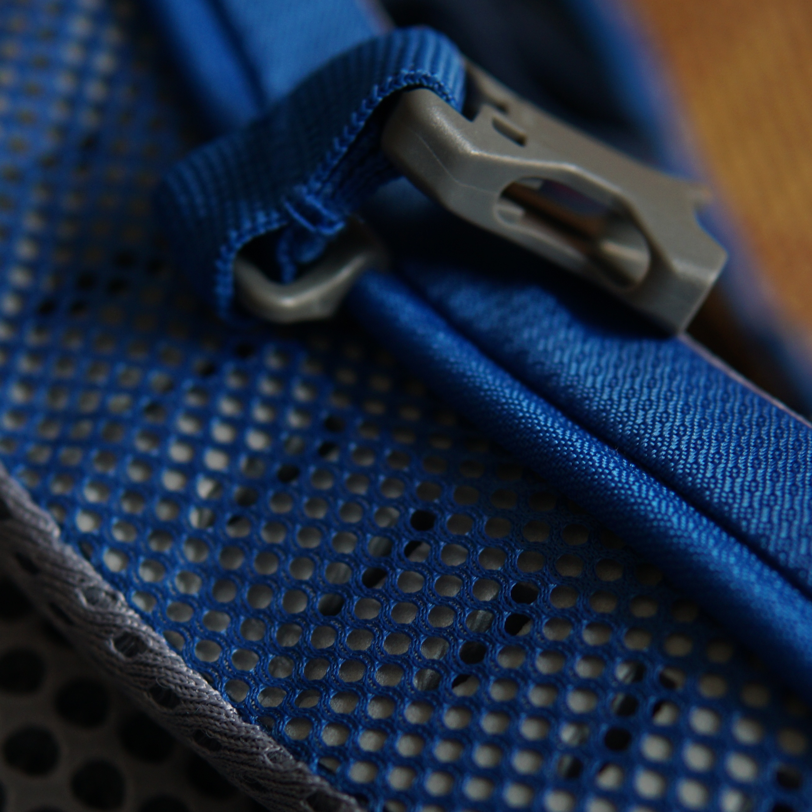 再也不怕背包被汗湿了：多特福特拉26L户外背包评测