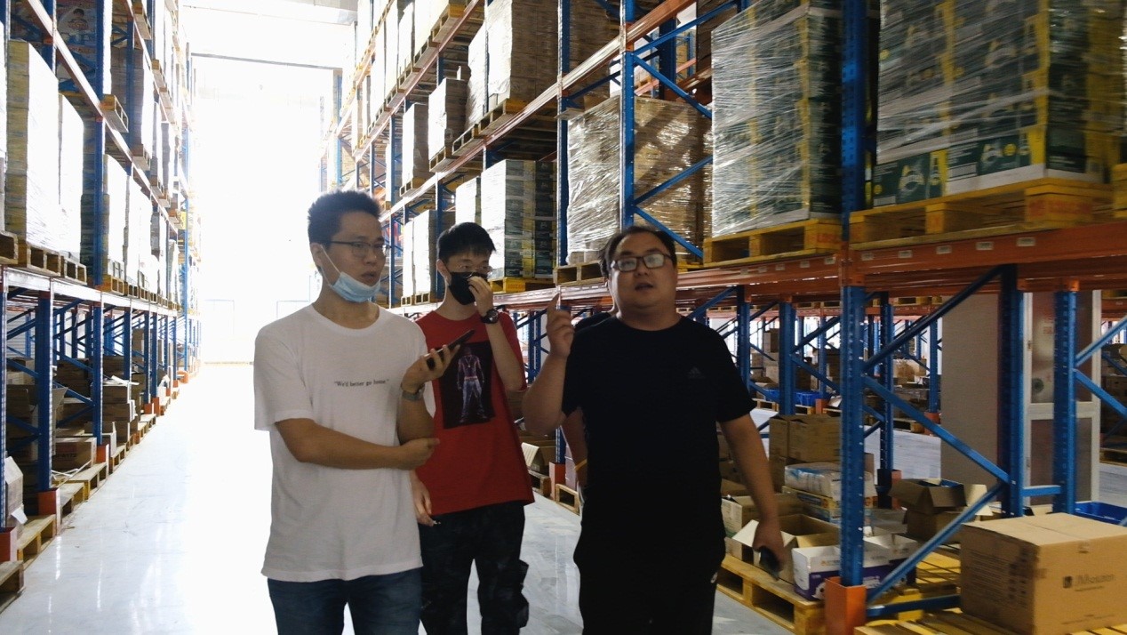 苏宁国际匡威售假后续：投诉用户实地探访宁波保税仓