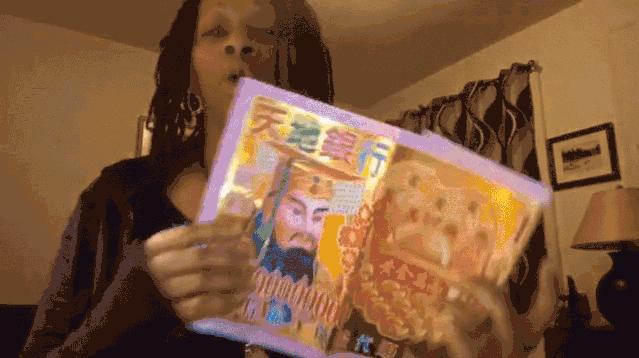 老外学习中国烧冥币,靠冥币致富