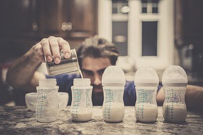 新生儿一天奶量多少合适,新生儿一天奶量标准表