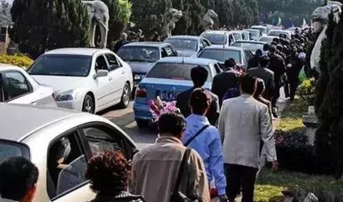 男子开三轮车被撞飞出去安全落地,男子骑摩托车被货车撞倒