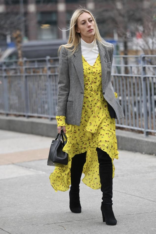 搭靴子穿的裙子秋冬款,裙子靴子秋冬搭配图