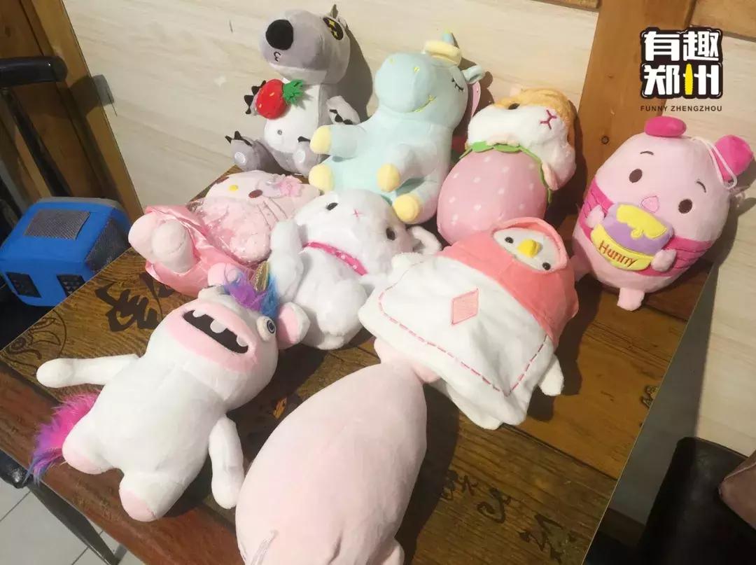 100块钱在电玩城抓娃娃,100块钱抓娃娃挑战电玩城