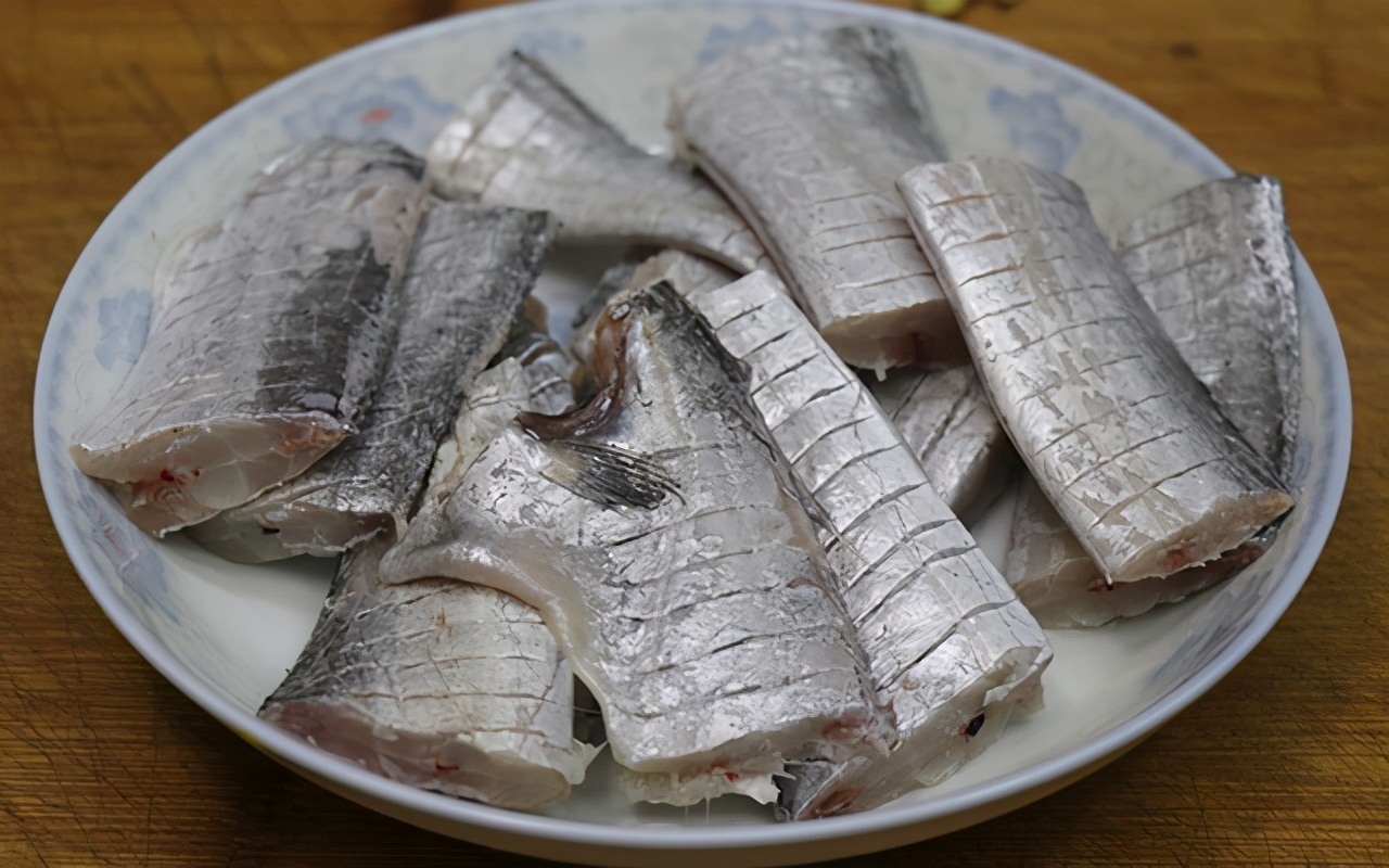 带鱼怎么做让它酥软不用吐刺,带鱼怎么做金黄酥脆一点也不腥气