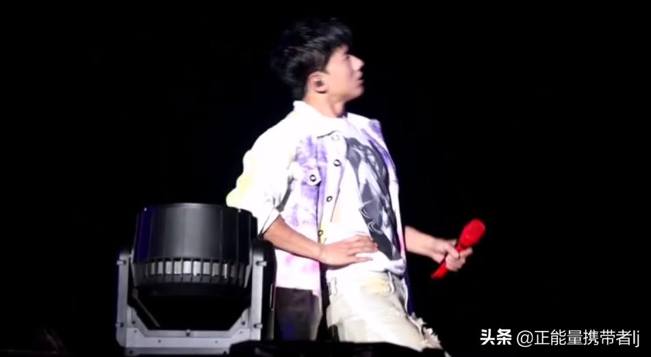 张杰突然生病,张杰演唱会单膝跪地谢娜