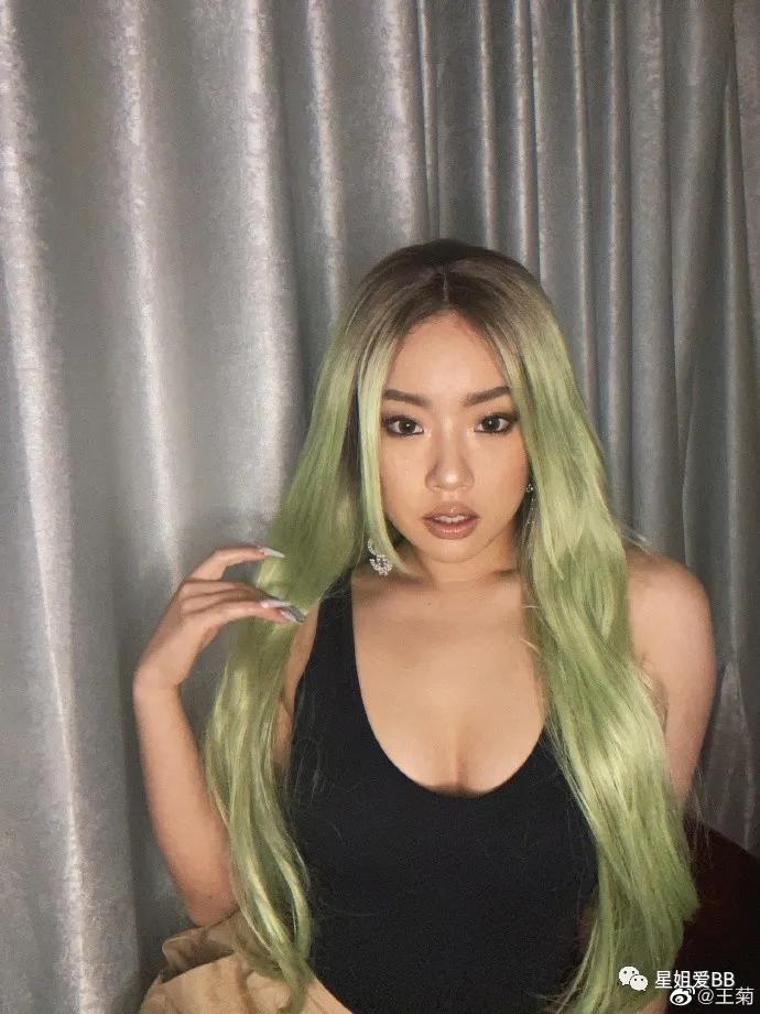 比新发色更抢眼的是她的微博改了两个字？