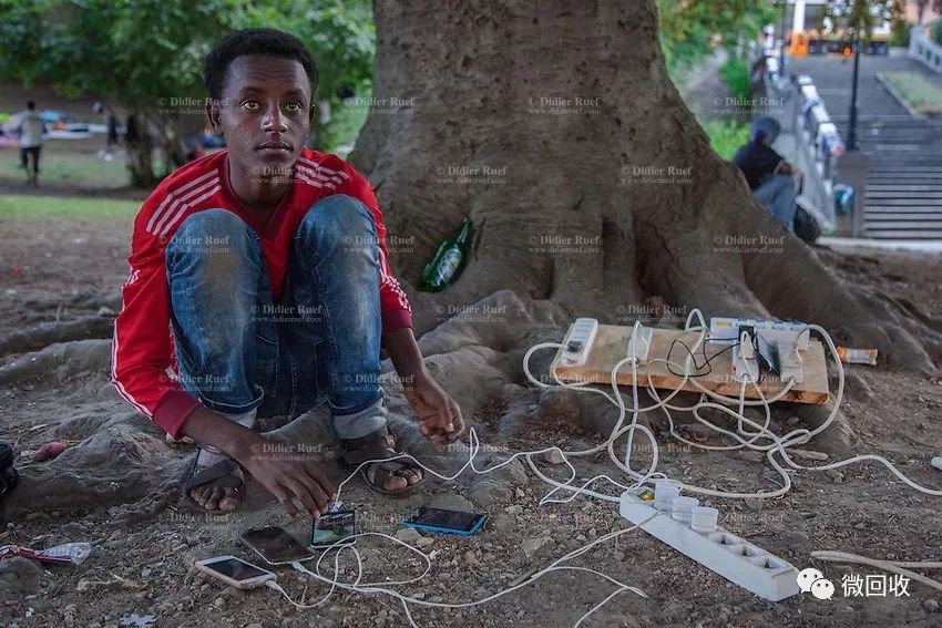 在非洲，不仅用泥巴给手机充电，还把自己改造成充电宝和天线