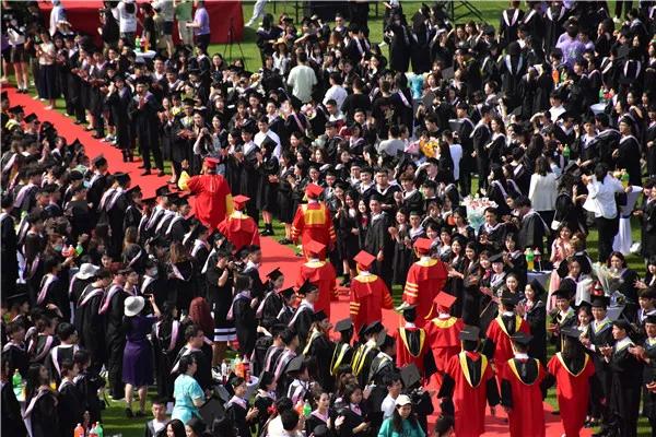 绿岛“毕业晚宴”如约而至，千名师生皆为《大三女生》演员
