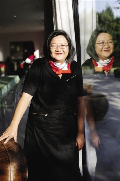 华为小公主和洪晃隔空撞衫，一个秀豪宅外的雪山，一个豪宅里遛狗