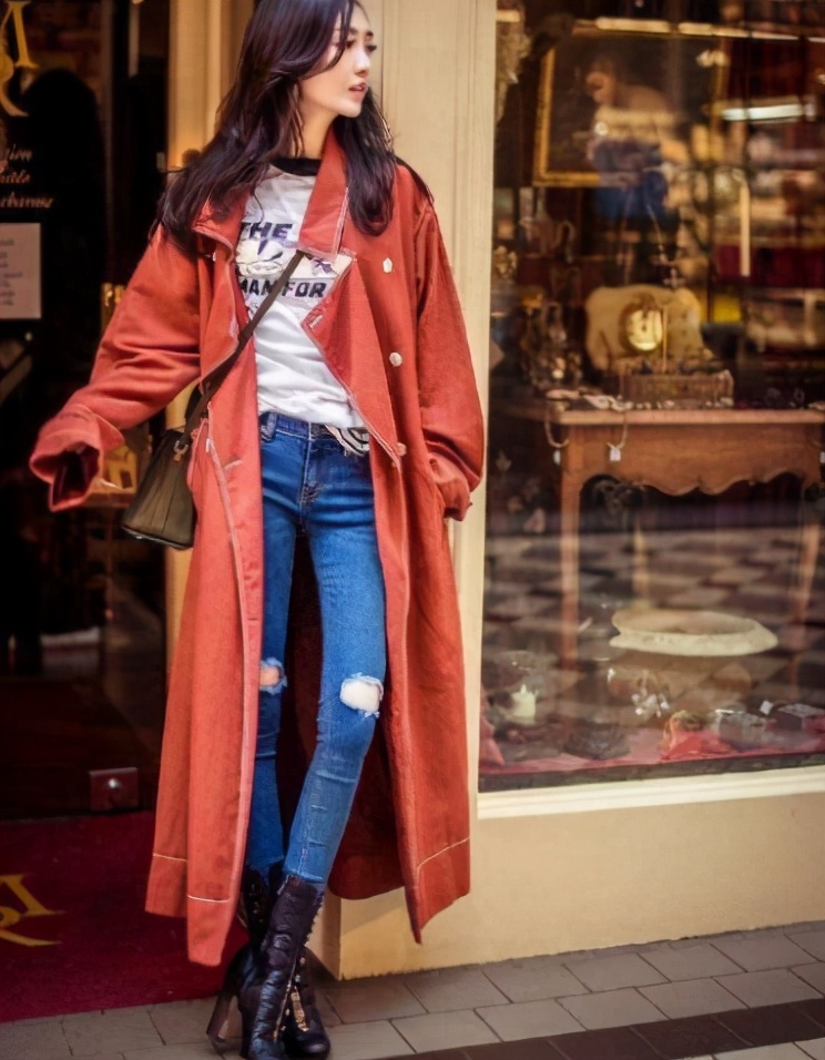 风衣搭配黑色九分直筒裤,中款风衣搭配微喇叭裤