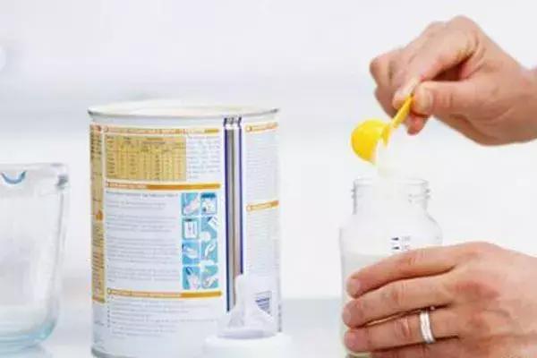 宝宝奶粉吸收好不好怎么知道,奶粉宝宝吐奶