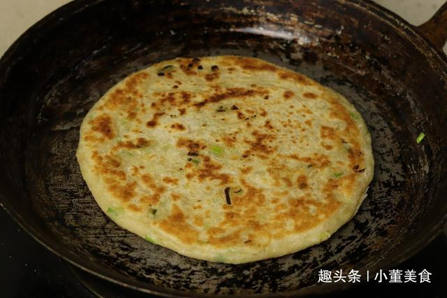 酥脆葱油饼的最简单制作方法,怎么做葱油饼才能香酥脆最好吃