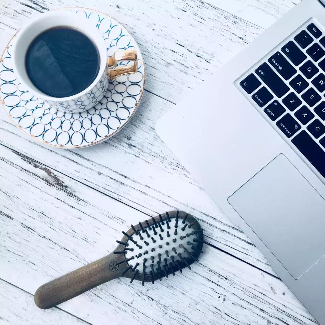 女生包里一定要装什么,女人包里应装些什么