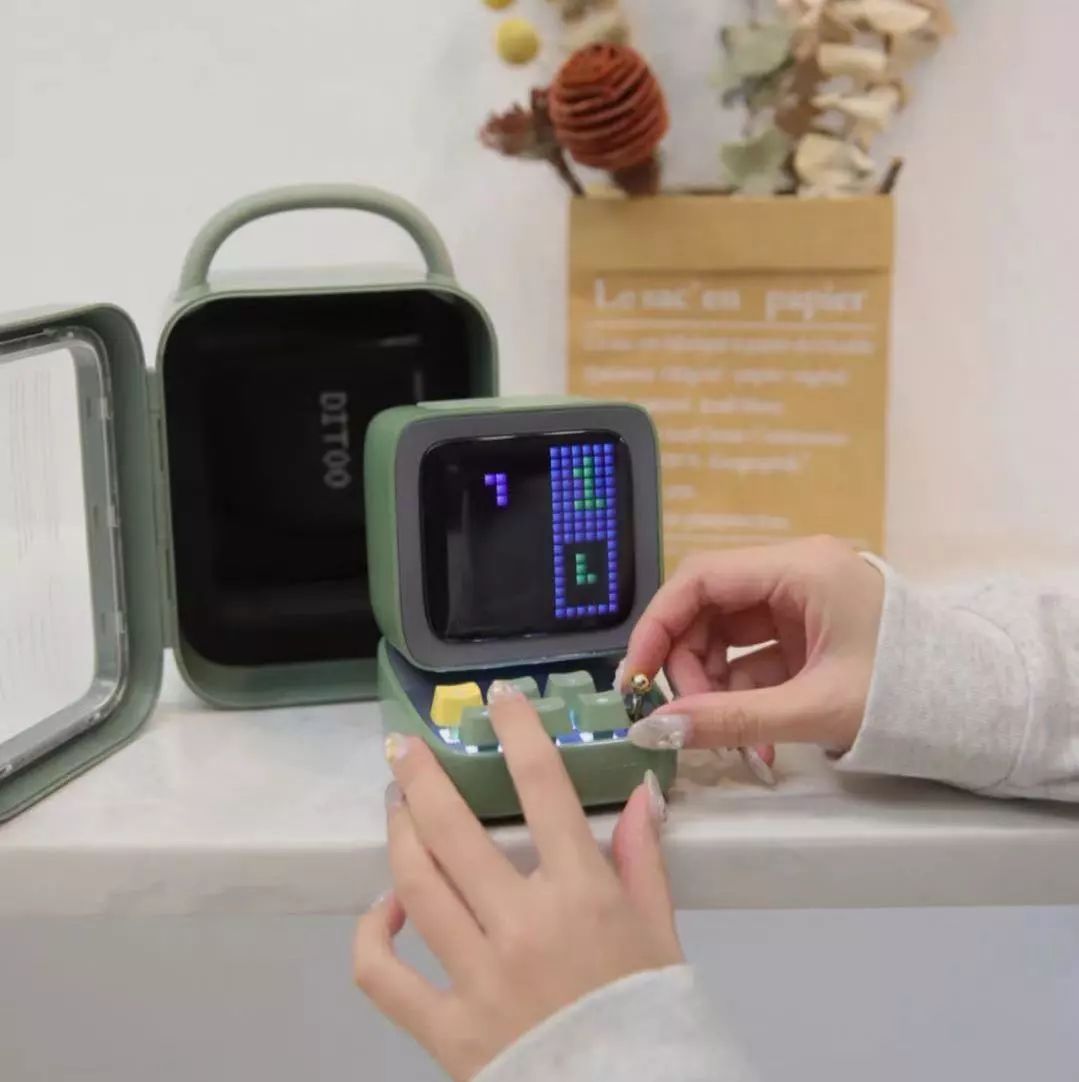 圣诞送女朋友什么比较实用,在恋爱期间圣诞送什么给女朋友