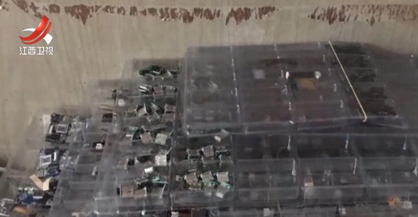 插座藏有摄像女子被*窥偷**，隐蔽性让人防不胜防，源头来自十人团队