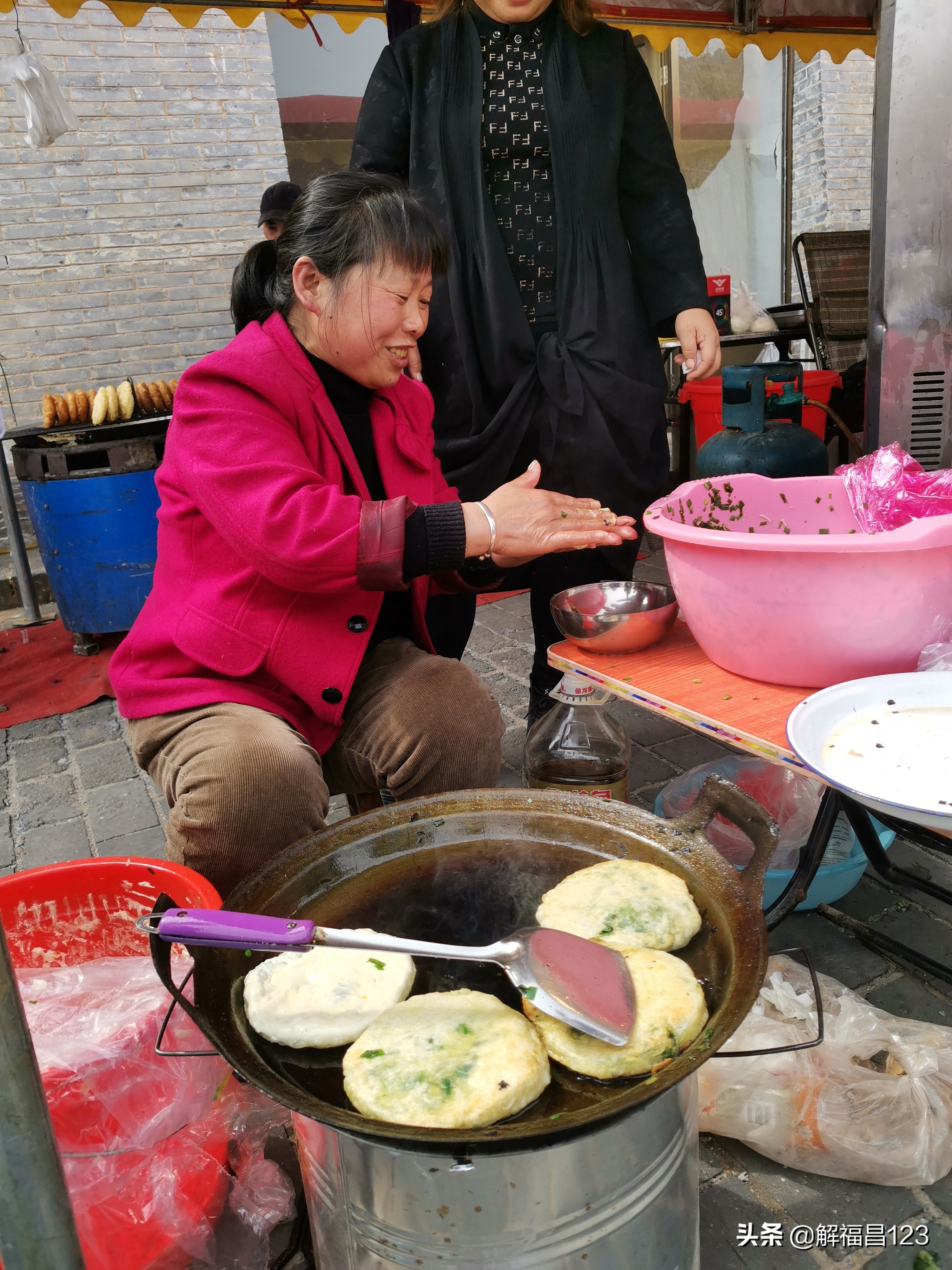 一天卖100个馅饼可以挣多少钱,卖馅饼一个月45万利润