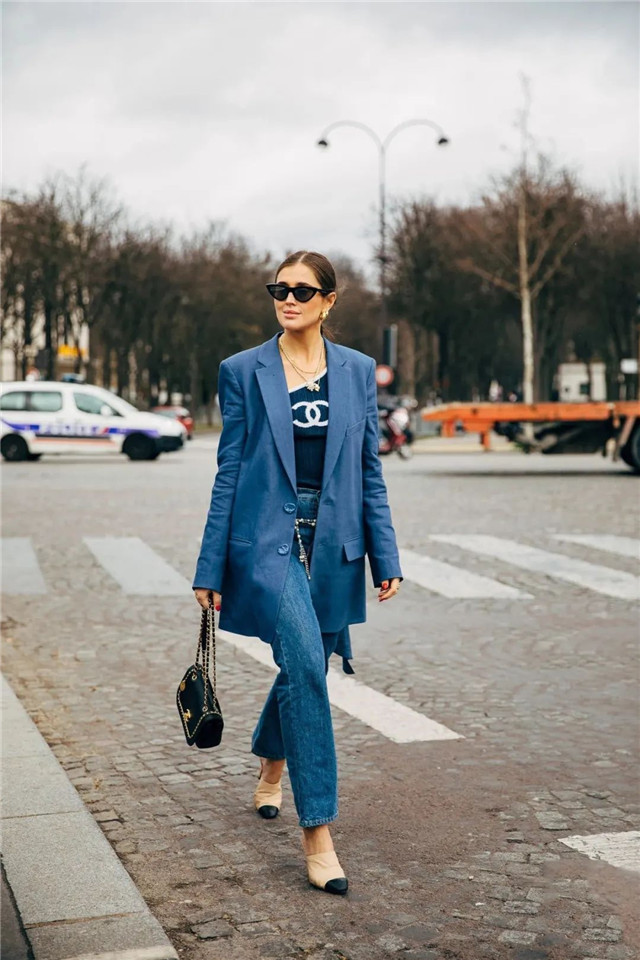 牛仔裤小白鞋这样穿最管用,牛仔裤除了小白鞋还能配什么鞋