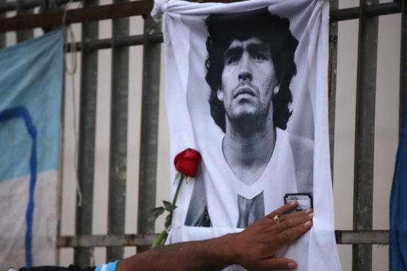 马拉多纳上帝之手拿冠军了吗,马拉多纳是梅西的什么人