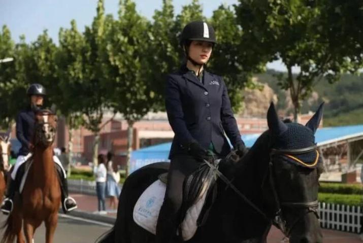又是一年开学季，安徽财经大学迎新标语走红，每条都不让学生失望