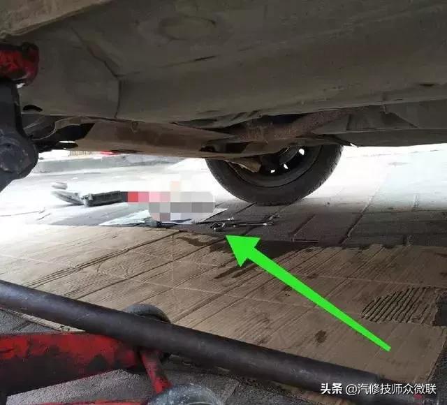 10万公里的比亚迪拧钥匙没反应，满头大汗的车主把车推到修理厂