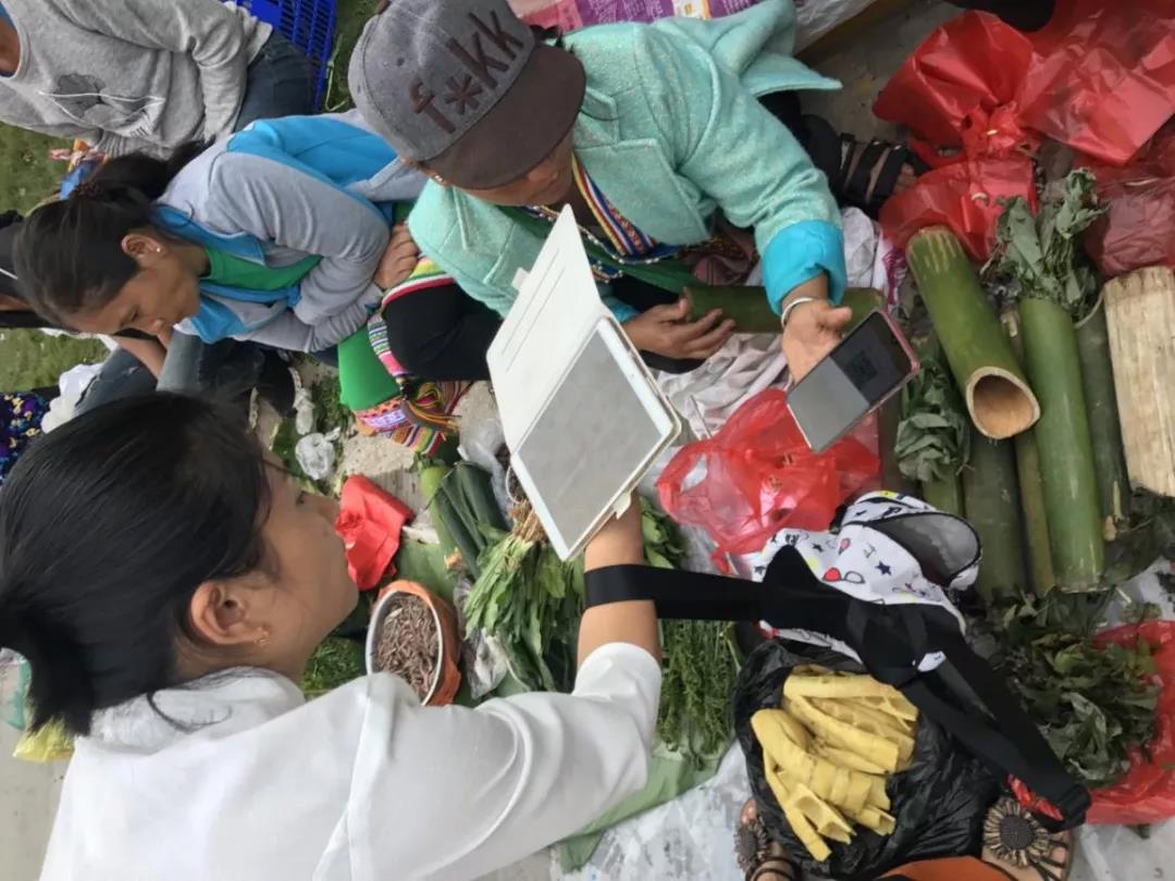 勐龙镇消费扶贫摊位回来啦！地摊经济搞起来