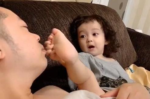 爸爸闻宝宝脚丫一脸嫌弃,爸爸闻宝宝小脚丫搞笑