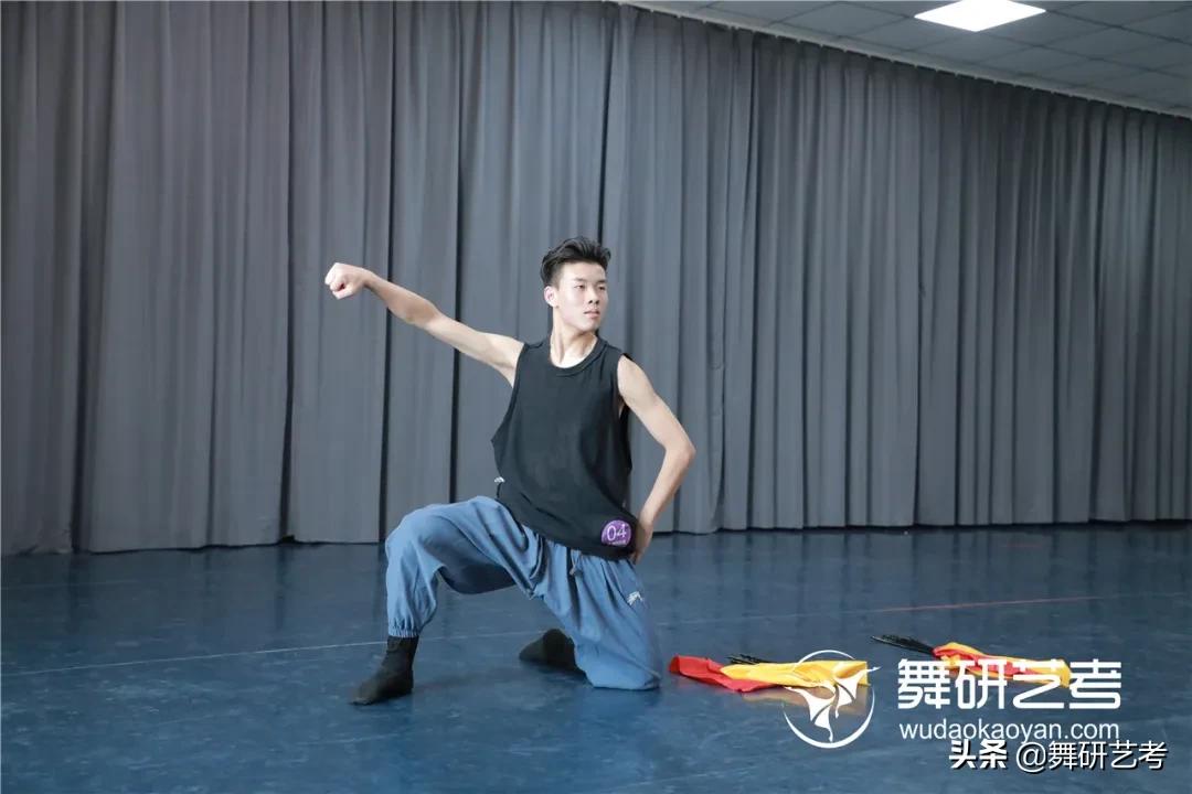 跳舞的时候总感觉自己跳不好,跳舞老是站不稳究竟是什么原因