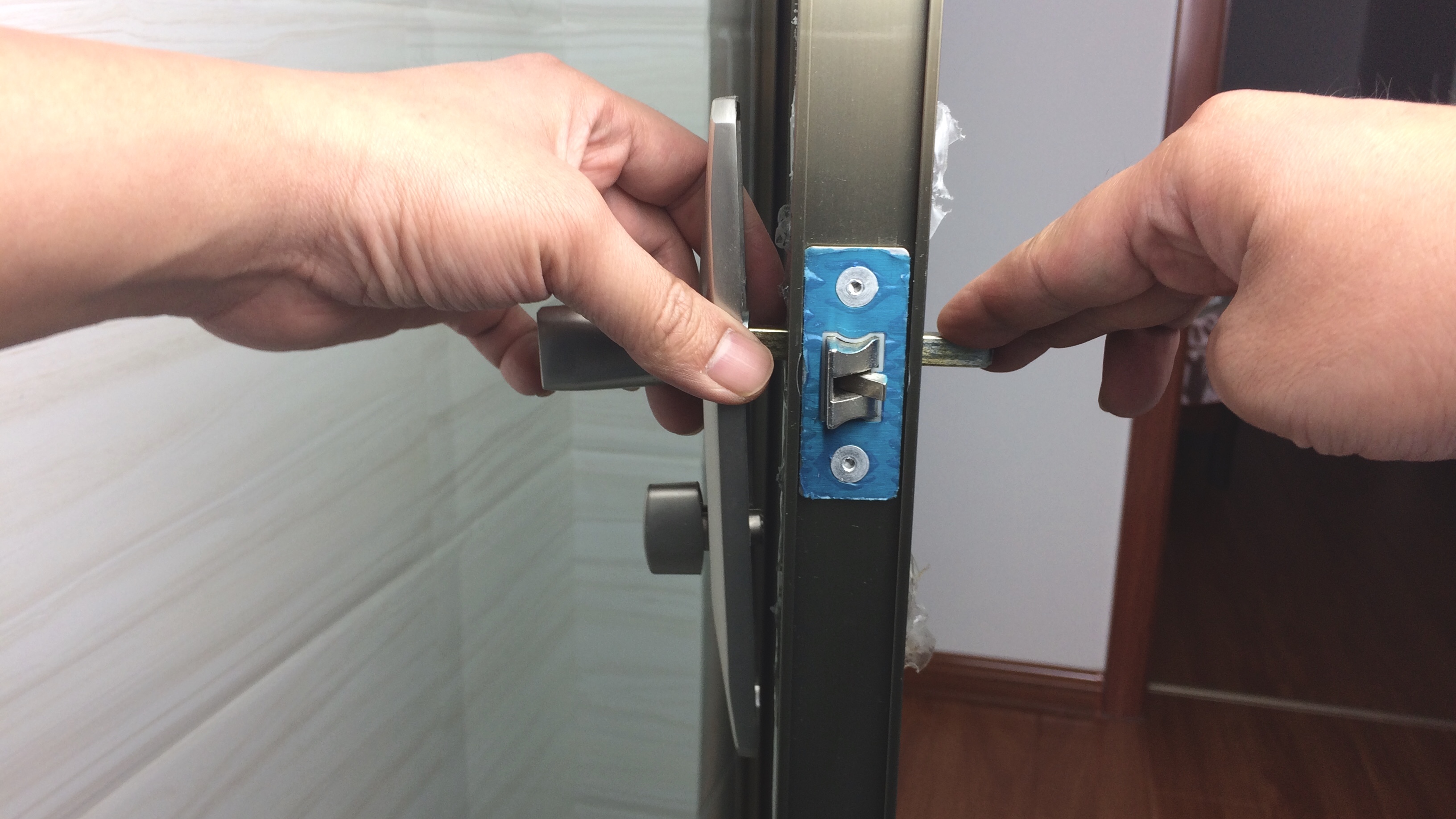 门把手松动拆不下来,门把手松动可以修吗