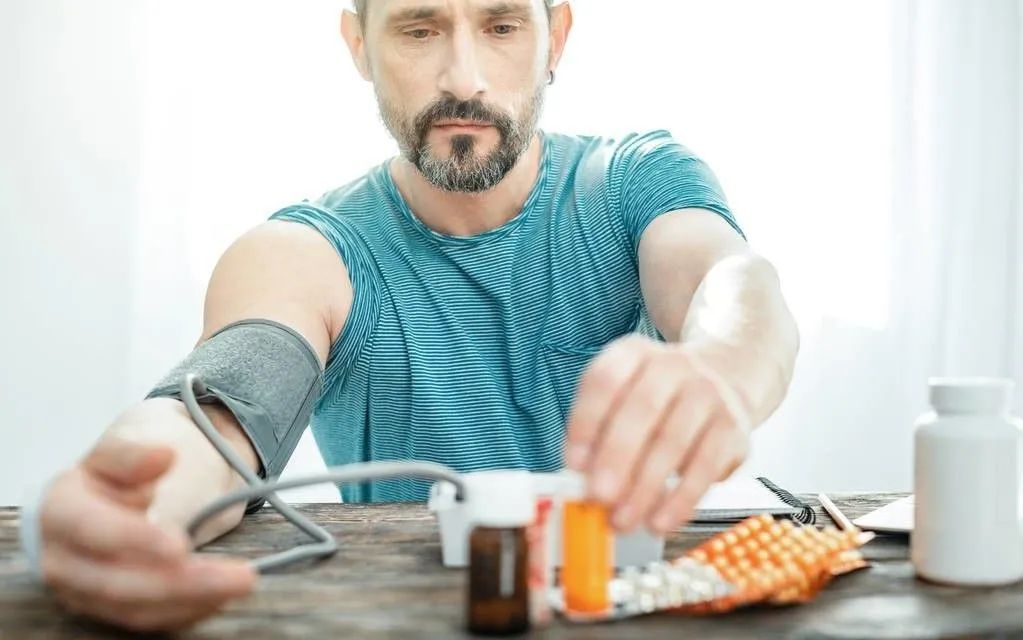 早期尿毒症可以通过药物治愈吗,尿毒症是怎么引起的有什么症状