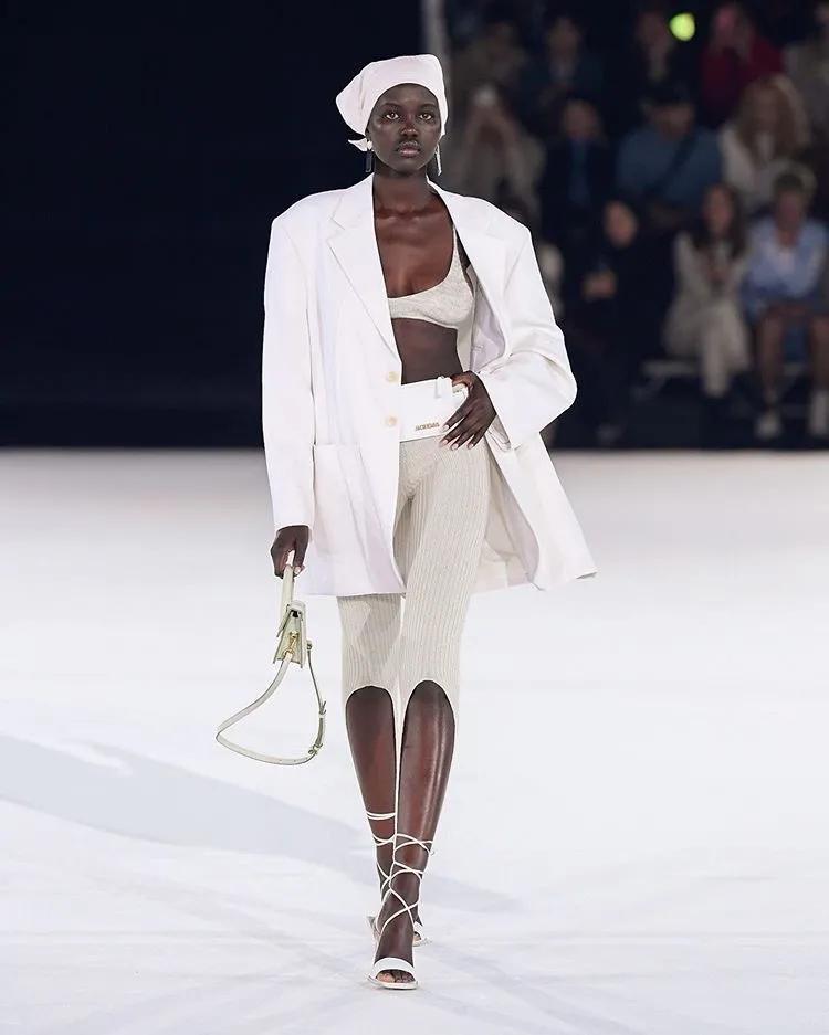 被嫌弃的踩脚裤翻身了！今年正当红