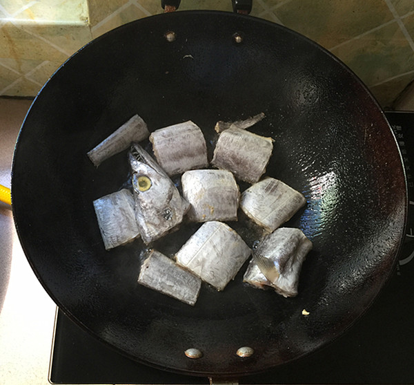 红烧鱼块怎么煎不会烂,烧鱼嫩的诀窍