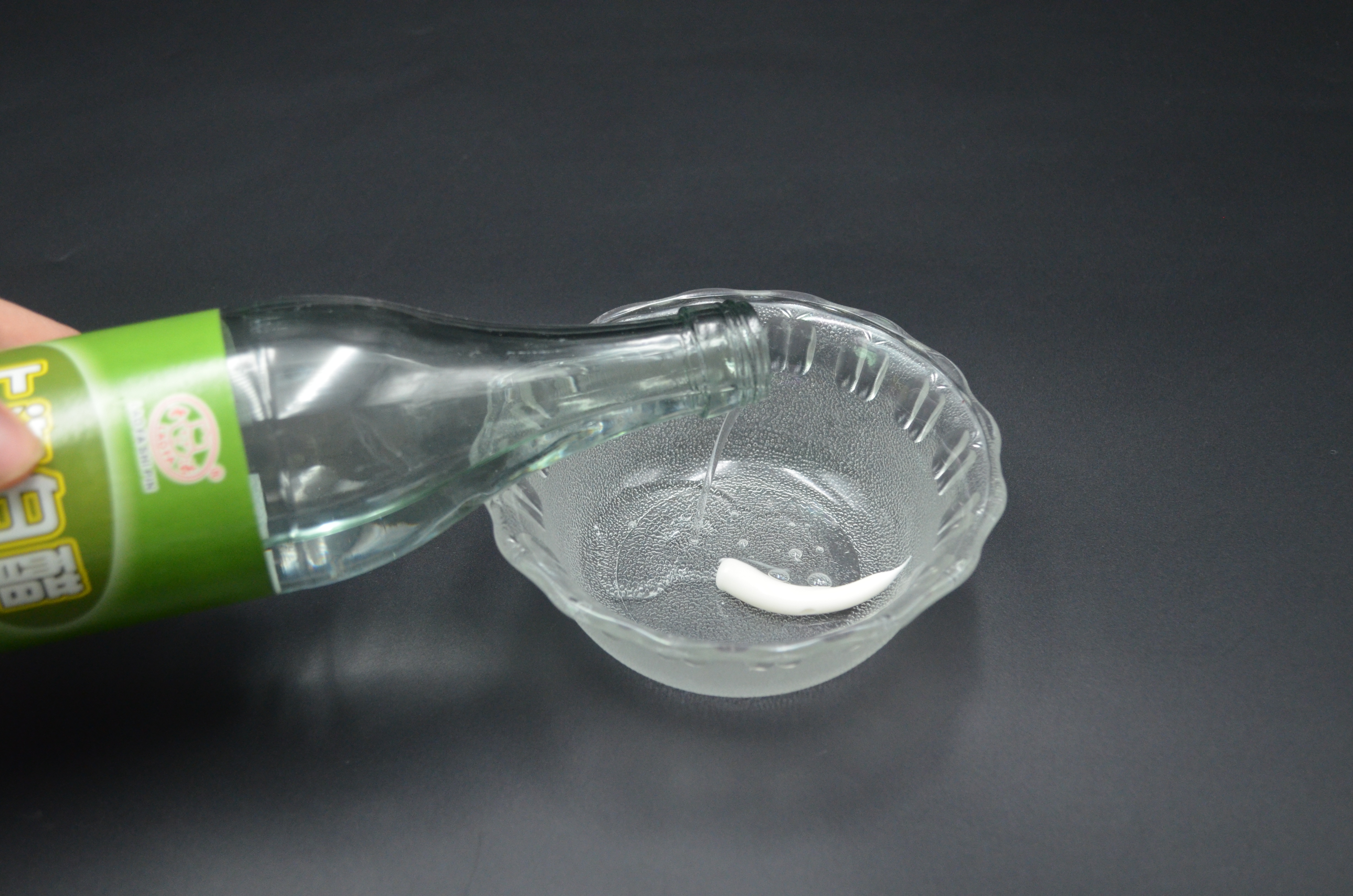 羽绒服领口脏了怎么清洗,羽绒服的领口沾上化妆品怎么清洗