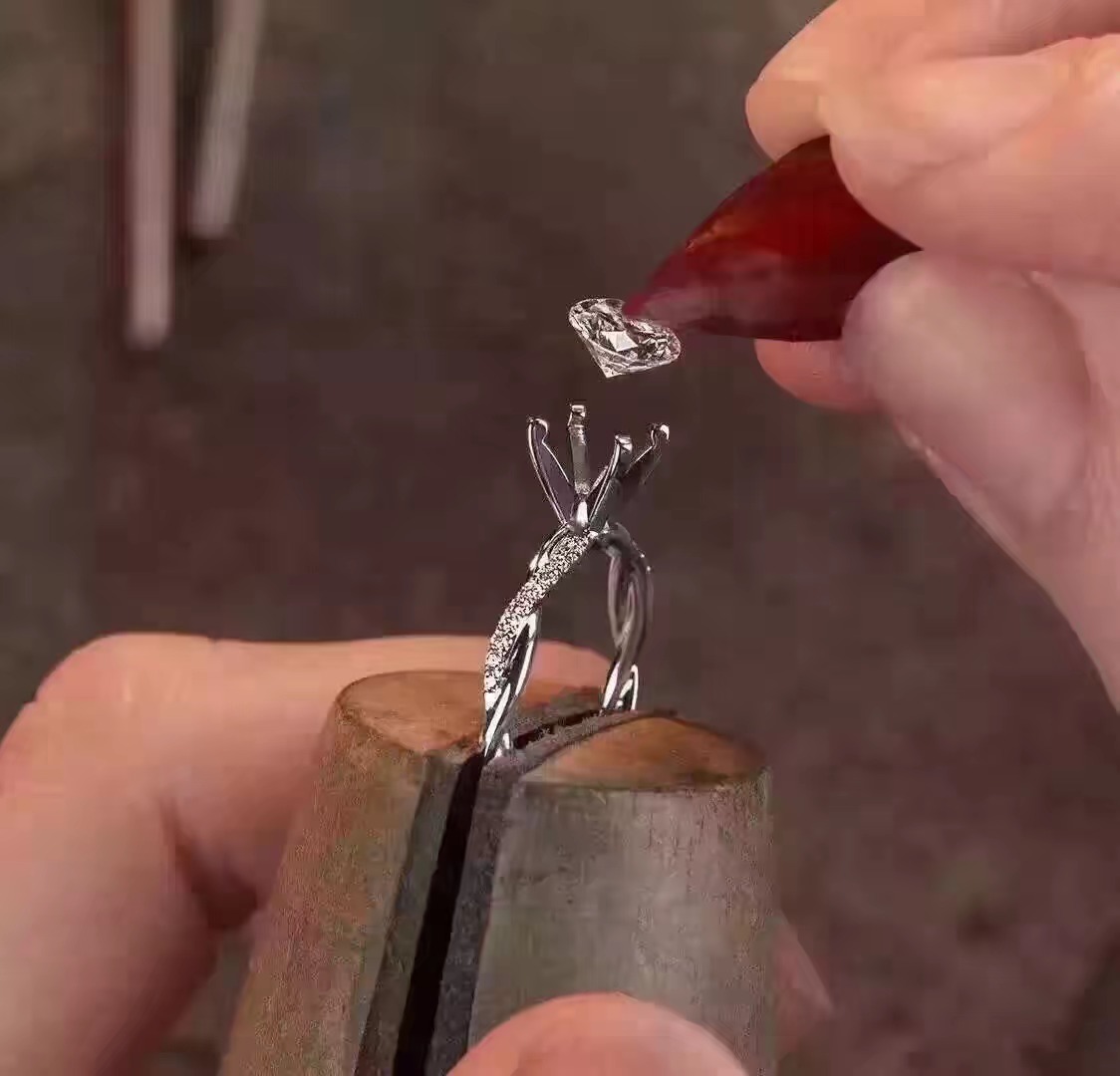 从事珠宝行业十年简介,从事珠宝行业怎么入门