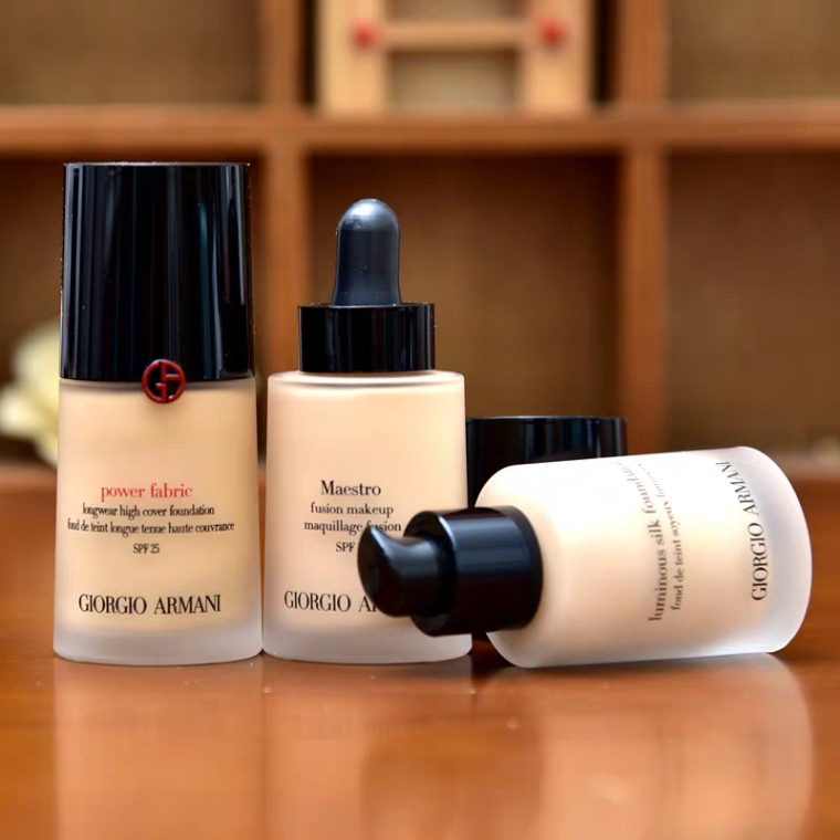 化妆必不可少的是粉底液,化妆一分钟就能出门