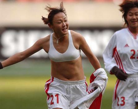 女足球员脱衣庆祝,女足庆祝脱球衣集锦