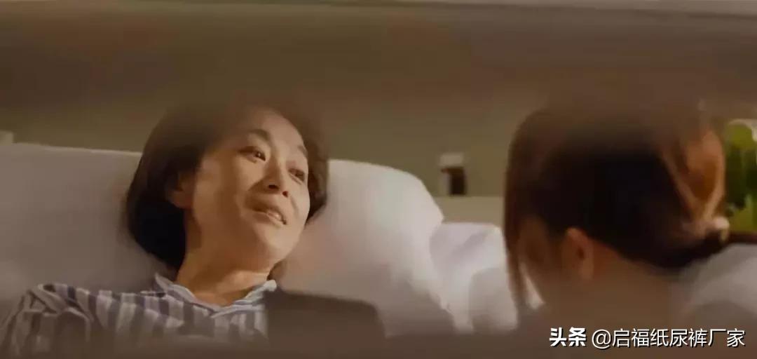 他给妈妈的买的第一份礼物，竟然是一包成人纸尿裤...